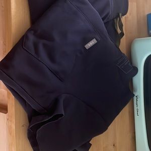 Figs quiet navy xs Catarina